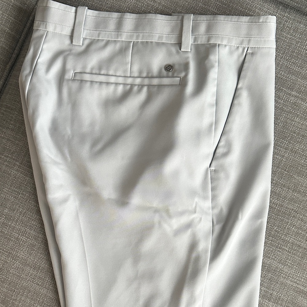 G/FORE Men's Light Gray Flat Front Shorts